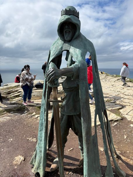Gallos metal statue of knight with sword